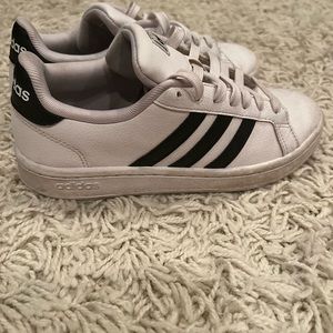 Adidas court women’s 5.5